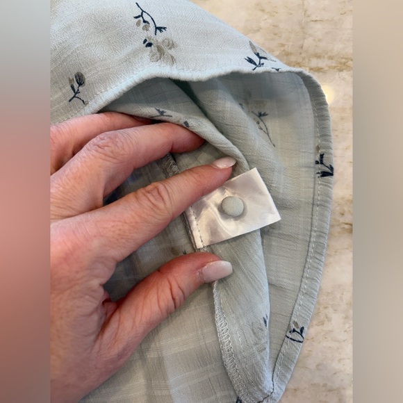 Fun2Fun Light Blue Floral Blouse Large NWOT Flutter Sleeve Rayon Blend - Picture 8 of 12